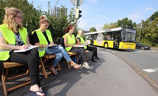 Lina Selle (v. l.), Frauke Heidemann, Lara-Felicitas Bloeger und Silja Sophie Stolp erfassen die Verkehrsströme. - Jörg Stuke Lina Selle (v. l.), Frauke Heidemann, Lara-Felicitas Bloeger und Silja Sophie Stolp erfassen die Verkehrsströme. - Jörg Stuke