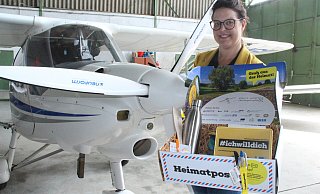 Rückkehr-Agenturleiterin Julia Handtke zeigt im Hangar des Höxteraner Flugplatzes, was drin ist in der Heimatbox. - Burkhard Battran Rückkehr-Agenturleiterin Julia Handtke zeigt im Hangar des Höxteraner Flugplatzes, was drin ist in der Heimatbox. - Burkhard Battran