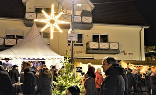 Zelte und Buden stehen dicht vor den Geschäften am Holter Kirchplatz. Die Eisdiele macht derzeit sowieso Winterpause. Andere Kaufleute finden, dass ihre Geschäfte zu sehr verstellt und schlecht erreichbar sind. - Karin Prignitz Zelte und Buden stehen dicht vor den Geschäften am Holter Kirchplatz. Die Eisdiele macht derzeit sowieso Winterpause. Andere Kaufleute finden, dass ihre Geschäfte zu sehr verstellt und schlecht erreichbar sind. - Karin Prignitz