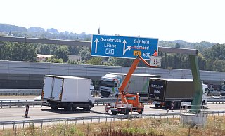 Ein Mitarbeiter der Autobahnmeisterei gibt auf der Hinweistafel auf der Nordumgehung die Fahrtrichtung nach Gohfeld frei. - Jörg Stuke Ein Mitarbeiter der Autobahnmeisterei gibt auf der Hinweistafel auf der Nordumgehung die Fahrtrichtung nach Gohfeld frei. - Jörg Stuke