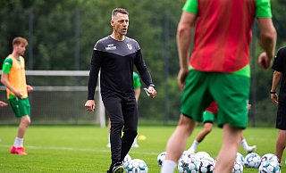Rödinghausens neuer Cheftrainer Nils Drube war bei der ersten Trainingseinheit äußerst engagiert bei der Sache. - Noah Wedel Rödinghausens neuer Cheftrainer Nils Drube war bei der ersten Trainingseinheit äußerst engagiert bei der Sache. - Noah Wedel