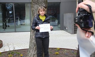 Bei einer Foto-Aktion zeigen viele Gütersloherinnen und Gütersloher Gesicht gegen den Ausbau der B 61. - Rolf Birkholz Bei einer Foto-Aktion zeigen viele Gütersloherinnen und Gütersloher Gesicht gegen den Ausbau der B 61. - Rolf Birkholz