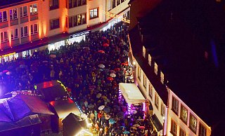 Während etliche Paderborner Weihnachtsklassiker anstimmen, ist der Domplatz stimmungsvoll illuminiert. - Dietmar Gröbing Während etliche Paderborner Weihnachtsklassiker anstimmen, ist der Domplatz stimmungsvoll illuminiert. - Dietmar Gröbing