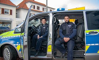 Die beiden Polizisten Celine-Sophie Penner und Albert Reinholz sind mit dem neuen Mercedes-Benz Vito unterwegs. - Noah Brümmelhorst Die beiden Polizisten Celine-Sophie Penner und Albert Reinholz sind mit dem neuen Mercedes-Benz Vito unterwegs. - Noah Brümmelhorst