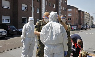 Ein mobiles Team in Schutzausrüstung setzte die Corona-Tests am Zollhausweg mit Unterstützung der Bundeswehr fort. - Roland Thöring Ein mobiles Team in Schutzausrüstung setzte die Corona-Tests am Zollhausweg mit Unterstützung der Bundeswehr fort. - Roland Thöring