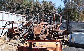 Dieser Trecker wurde durch das Feuer völlig zerstört. erst vor drei Monaten hatte Andreas Kollmeyer das 150.000 Euro teure Fahrzeug angeschafft. - Heidi Froreich Dieser Trecker wurde durch das Feuer völlig zerstört. erst vor drei Monaten hatte Andreas Kollmeyer das 150.000 Euro teure Fahrzeug angeschafft. - Heidi Froreich