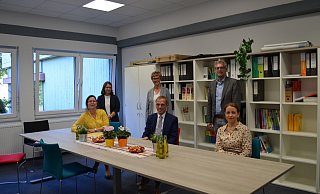 Freuen sich über die Fertigstellung des neuen Verwaltungstraktes der Sekundarschule Höxter (v. l.) Christiane Hoffmann (stvtr. Schulleiterin), Katja Smolinki (Hochbauamt), Brigitte Husemann (Schulamt), Bürgermeister Alexander Fischer, Schuldezernent Stefan Fellmann und Daniela Schäfer (Didaktische Leitung). - Nicole Niemann Freuen sich über die Fertigstellung des neuen Verwaltungstraktes der Sekundarschule Höxter (v. l.) Christiane Hoffmann (stvtr. Schulleiterin), Katja Smolinki (Hochbauamt), Brigitte Husemann (Schulamt), Bürgermeister Alexander Fischer, Schuldezernent Stefan Fellmann und Daniela Schäfer (Didaktische Leitung). - Nicole Niemann
