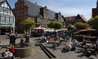 Immer wieder dienstags, donnerstags und samstags: Der Wochenmarkt auf dem Marktplatz ist doppelt so groß, wie auf dieser Aufnahme erkennbar. - Stadt Stadthagen Immer wieder dienstags, donnerstags und samstags: Der Wochenmarkt auf dem Marktplatz ist doppelt so groß, wie auf dieser Aufnahme erkennbar. - Stadt Stadthagen