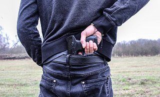 Der Bielefelder droht dem Tankstellenwart mit einer Waffe. Symbolbild. - Pixabay Der Bielefelder droht dem Tankstellenwart mit einer Waffe. Symbolbild. - Pixabay