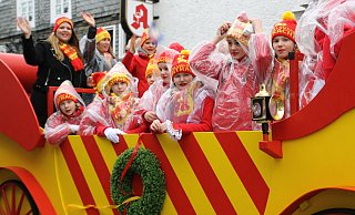 Für ihren ersten Kinderprinzen haben die Aktiven der „Eintracht" eine Kutsche des Frohsinns gebaut. Eine Testfahrt gab es noch vor dessen Proklamation. - Regina Brucksch Für ihren ersten Kinderprinzen haben die Aktiven der „Eintracht" eine Kutsche des Frohsinns gebaut. Eine Testfahrt gab es noch vor dessen Proklamation. - Regina Brucksch