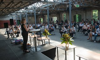 Das Königin-Mathilde-Gymnasium feierte den Abschluss im alten Güterbahnhof. - Ralf Bittner Das Königin-Mathilde-Gymnasium feierte den Abschluss im alten Güterbahnhof. - Ralf Bittner