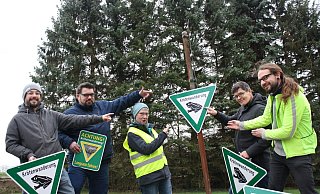 Setzen sich für den Artenschutz ein: Nils Beinke-Schulte, Benjamin Rauer, Jutta Klare-Steinbrink, Andreas Howering und Sebastian Rohlfing (v.l.), zeigen auf die Schilder zur Krötenwanderung. - Andreas Howering Setzen sich für den Artenschutz ein: Nils Beinke-Schulte, Benjamin Rauer, Jutta Klare-Steinbrink, Andreas Howering und Sebastian Rohlfing (v.l.), zeigen auf die Schilder zur Krötenwanderung. - Andreas Howering
