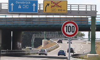 Noch ist hier Tempo 100: Doch das soll sich ändern: Vor der Brücke auf dem Zubringer zur A 30 im Löhner Kreuz soll demnächst Tempo 80, dahinter Tempo 60 gelten. - Jörg Stuke Noch ist hier Tempo 100: Doch das soll sich ändern: Vor der Brücke auf dem Zubringer zur A 30 im Löhner Kreuz soll demnächst Tempo 80, dahinter Tempo 60 gelten. - Jörg Stuke