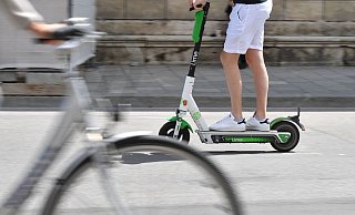 E-Scooter sind auf deutschen Straßen erlaubt, in ländlichen Gebieten sieht man sie noch selten. - FrankHoermann/SVEN SIMON/picture alliance E-Scooter sind auf deutschen Straßen erlaubt, in ländlichen Gebieten sieht man sie noch selten. - FrankHoermann/SVEN SIMON/picture alliance