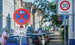 Heute gilt ein achtstündiges Parkverbot an der Siegfriedstraße wegen des Fußballspiels. - Sarah Jonek Heute gilt ein achtstündiges Parkverbot an der Siegfriedstraße wegen des Fußballspiels. - Sarah Jonek