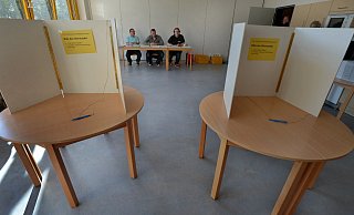 Bei den Kommunalwahlen am 13. September sind in der Stadt rund 81.150 Wahlberechtigte zur Stimmabgabe aufgerufen, allerdings unter besonderen Hygieneschutzbedingungen im Wahllokal. Auch der Wahlvorstand wird sich anders als 2014 (auf diesem Bild) neu positionieren müssen. - Raimund Vornbäumen Bei den Kommunalwahlen am 13. September sind in der Stadt rund 81.150 Wahlberechtigte zur Stimmabgabe aufgerufen, allerdings unter besonderen Hygieneschutzbedingungen im Wahllokal. Auch der Wahlvorstand wird sich anders als 2014 (auf diesem Bild) neu positionieren müssen. - Raimund Vornbäumen