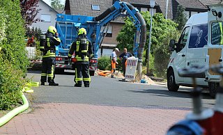 Offenbar ist das Leck an der Erdgasleitung in der Leuschnerstraße wieder bei Arbeiten für das Glasfasernetz entstanden. Der Saugbagger legt die undichte Stelle frei, so dass sie von Techikern geschlossen werden kann. - Jens Reddeker Offenbar ist das Leck an der Erdgasleitung in der Leuschnerstraße wieder bei Arbeiten für das Glasfasernetz entstanden. Der Saugbagger legt die undichte Stelle frei, so dass sie von Techikern geschlossen werden kann. - Jens Reddeker