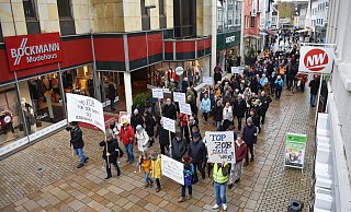 Die schweigende Demonstration gegen die geplante Verlegung des ZOBs. - Mareike Köstermeyer Die schweigende Demonstration gegen die geplante Verlegung des ZOBs. - Mareike Köstermeyer