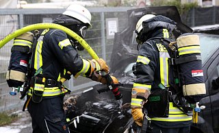 Citroën C2 ging während der Fahrt in Flammen auf. Feuerwehrleute löschen an der Borsigstraße. - Jens Reichenbach Citroën C2 ging während der Fahrt in Flammen auf. Feuerwehrleute löschen an der Borsigstraße. - Jens Reichenbach