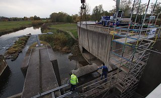 76 Zentimeter der Staubalken im Löhner Werre-Wehr werden abgesägt, damit ein 10.000-jährliches Hochwasser besser abfließen kann. - Ulf Hanke 76 Zentimeter der Staubalken im Löhner Werre-Wehr werden abgesägt, damit ein 10.000-jährliches Hochwasser besser abfließen kann. - Ulf Hanke