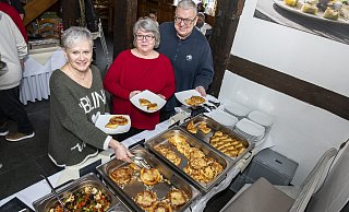 Sabine Elbrechter (v.l.) mit Annette und Thorsten Gäsing entscheidet sich für überbackenen Pickert vom Buffet. - Joerg Dieckmann - www.dieckmann-fotodesign.de Sabine Elbrechter (v.l.) mit Annette und Thorsten Gäsing entscheidet sich für überbackenen Pickert vom Buffet. - Joerg Dieckmann - www.dieckmann-fotodesign.de