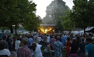 250 Gäste klatschen, singen und jubeln während der Vorstellung von "Edelle – A Night About Adele". - Julia Stratmann 250 Gäste klatschen, singen und jubeln während der Vorstellung von "Edelle – A Night About Adele". - Julia Stratmann