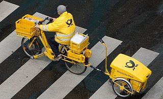 Ein Postbote trägt in Bielefeld am Tag rund 1.500 Briefe aus. Insgesamt sind es in der Stadt 30.000 Briefe täglich. - dpa Ein Postbote trägt in Bielefeld am Tag rund 1.500 Briefe aus. Insgesamt sind es in der Stadt 30.000 Briefe täglich. - dpa