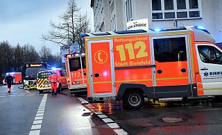 Großeinsatz: Dutzende Rettungswagen standen an der Jöllenbecker Straße, 25 Bewohnerwaren betroffen. - Barbara Franke Großeinsatz: Dutzende Rettungswagen standen an der Jöllenbecker Straße, 25 Bewohnerwaren betroffen. - Barbara Franke