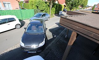 Zu eng zum Ausparken sei die verbleibende Breite der Straße, wenn - wie hier das graue Auto - Fahrzeuge gegenüber des Carports parken. - Andreas Sundermeier Zu eng zum Ausparken sei die verbleibende Breite der Straße, wenn - wie hier das graue Auto - Fahrzeuge gegenüber des Carports parken. - Andreas Sundermeier