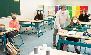 Joulina (11, l.), Alina (12, vorn), Kylee (13) und Xenia (12, r.) beschäftigen sich mit Bruchrechnen. Als Dozent konnte Ralph Panienka, pensionierter Reallschulleiter aus Detmold, gewonnen werden. - Ralf Bittner Joulina (11, l.), Alina (12, vorn), Kylee (13) und Xenia (12, r.) beschäftigen sich mit Bruchrechnen. Als Dozent konnte Ralph Panienka, pensionierter Reallschulleiter aus Detmold, gewonnen werden. - Ralf Bittner