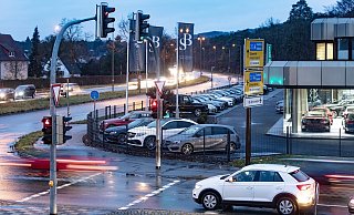 Direkt vor dem Autohaus an der Buschkamp-Kreuzung ist eine Haltestelle der erweiterten Stadtbahnlinie 1 nach Sennestadt geplant. Der Händler könnte dort seine Fahrzeuge nicht mehr präsentieren. - Mike-Dennis Mueller / www.mdm.photo Direkt vor dem Autohaus an der Buschkamp-Kreuzung ist eine Haltestelle der erweiterten Stadtbahnlinie 1 nach Sennestadt geplant. Der Händler könnte dort seine Fahrzeuge nicht mehr präsentieren. - Mike-Dennis Mueller / www.mdm.photo