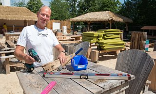 Frank Berghaus hat vor der Wiedereröffnung des Aloha Beachclubs alle Hände voll zutun. - Ralf Bittner Frank Berghaus hat vor der Wiedereröffnung des Aloha Beachclubs alle Hände voll zutun. - Ralf Bittner