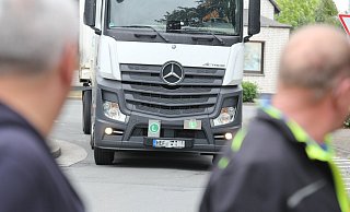 Eigentlich müssen viele Lastwagen seit dem Bau der B611 nicht mehr die Weihestraße benutzen. Sie tun es trotzdem. Die Anwohner beklagen den starken Lkw-Verkehr. - Ulf Hanke Eigentlich müssen viele Lastwagen seit dem Bau der B611 nicht mehr die Weihestraße benutzen. Sie tun es trotzdem. Die Anwohner beklagen den starken Lkw-Verkehr. - Ulf Hanke