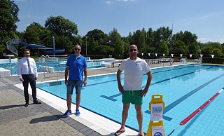 Bürgermeister Ulrich Berger, Christian Engel (1. Vorsitzender Förderverein Sälzer Lagune) und Ralf Mollemeier (Schwimmmeister Salzkotten) freuen sich auf die Öffnung des Salzkottener Freibades. - Stadt Salzkotten Bürgermeister Ulrich Berger, Christian Engel (1. Vorsitzender Förderverein Sälzer Lagune) und Ralf Mollemeier (Schwimmmeister Salzkotten) freuen sich auf die Öffnung des Salzkottener Freibades. - Stadt Salzkotten