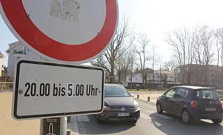 Die Schützenbrücke ist früher offen: Eine Woche nach der Anordnung der Stadtverwaltung ist die Acht auf dem Verkehrsschild mit einer Fünf überklebt worden. - Ulf Hanke Die Schützenbrücke ist früher offen: Eine Woche nach der Anordnung der Stadtverwaltung ist die Acht auf dem Verkehrsschild mit einer Fünf überklebt worden. - Ulf Hanke