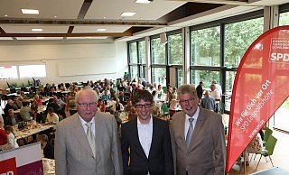 Drei Bürgermeister: Beim Jahresempfang berichtet der letzte ehrenamtliche Bürgermeister Leopoldshöhes, Rudi Strunk (l.), von den Anfängen der Gemeinde. Bürgermeister Gerhard Schemmel (r.) zieht eine Amtszeit-Bilanz, und Martin Hoffmann stellt sich als SPD-Bürgermeisterkandidat vor. - Thomas Dohna Drei Bürgermeister: Beim Jahresempfang berichtet der letzte ehrenamtliche Bürgermeister Leopoldshöhes, Rudi Strunk (l.), von den Anfängen der Gemeinde. Bürgermeister Gerhard Schemmel (r.) zieht eine Amtszeit-Bilanz, und Martin Hoffmann stellt sich als SPD-Bürgermeisterkandidat vor. - Thomas Dohna