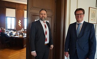 Patrick Puls (li) ist neuer Beigeordneter des Dezernats für Bildung, Jugend und Soziales, Jochen Strieckmann ist jetzt Stadtkämmerer von Herford. - Christina Römer Patrick Puls (li) ist neuer Beigeordneter des Dezernats für Bildung, Jugend und Soziales, Jochen Strieckmann ist jetzt Stadtkämmerer von Herford. - Christina Römer