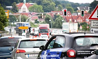 16.30 Uhr vor der Weserbrücke: Nichts geht mehr in Richtung Hausberge. - Thomas Lieske 16.30 Uhr vor der Weserbrücke: Nichts geht mehr in Richtung Hausberge. - Thomas Lieske