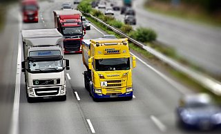 Ständige Spurwechsel: Den A2-Abschnitt bei Vennebeck nutzen viele Lkw-Fahrer, um andere 40-Tonner hinter dem Kreuz Bad Oeynhausen zu überholen. Das sorgte in der Vergangenheit immer wieder für schwere Unfälle. - Thomas Lieske Ständige Spurwechsel: Den A2-Abschnitt bei Vennebeck nutzen viele Lkw-Fahrer, um andere 40-Tonner hinter dem Kreuz Bad Oeynhausen zu überholen. Das sorgte in der Vergangenheit immer wieder für schwere Unfälle. - Thomas Lieske