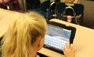 Zur Verbesserung des digitalen Lernens wird die Stadt wohl nur unter klaren Bedingungen Hardware für bedürftige Schülerinnen und Schüler anschaffen. - (Symbolbild) Pixabay Zur Verbesserung des digitalen Lernens wird die Stadt wohl nur unter klaren Bedingungen Hardware für bedürftige Schülerinnen und Schüler anschaffen. - (Symbolbild) Pixabay