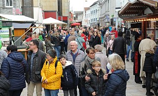 Reger Andrang herrschte anlässlich des verkaufsoffenen Wurstmarkt-Sonntags in der Langen Straße in Lübbecke. Es war der erste verkaufsoffene Sonntag seit fast zwei Jahren. - Joern Spreen-Ledebur Reger Andrang herrschte anlässlich des verkaufsoffenen Wurstmarkt-Sonntags in der Langen Straße in Lübbecke. Es war der erste verkaufsoffene Sonntag seit fast zwei Jahren. - Joern Spreen-Ledebur