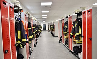 Die neue Umkleide mit Spinden ist nicht nur hell und freundlich gestaltet, sondern bietet vor allem viel Platz. Die Brakeler Feuerwehrmänner freut es. - Helga Krooß Die neue Umkleide mit Spinden ist nicht nur hell und freundlich gestaltet, sondern bietet vor allem viel Platz. Die Brakeler Feuerwehrmänner freut es. - Helga Krooß