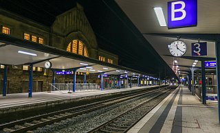 Der mutmaßliche Graffiti-Sprayer war den Beamten der Bundespolizei am Bielefelder Bahnhof aufgefallen. Dort ist momentan aufgrund der Ausgangssperre zu vorgerückter Stunde denkbar wenig los. - Sarah Jonek Der mutmaßliche Graffiti-Sprayer war den Beamten der Bundespolizei am Bielefelder Bahnhof aufgefallen. Dort ist momentan aufgrund der Ausgangssperre zu vorgerückter Stunde denkbar wenig los. - Sarah Jonek