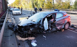 Die Fahrerin des Hyundai, eine 57-jährige Herforderin, war nach Ermittlungen der Polizei in den Gegenverkehr geraten und frontal mit einem Ford Mondeo zusammengestoßen.Sie musste von der Feuerwehr aus dem Autowrack befreit werden. - Feuerwehr Porta/Michael Horst Die Fahrerin des Hyundai, eine 57-jährige Herforderin, war nach Ermittlungen der Polizei in den Gegenverkehr geraten und frontal mit einem Ford Mondeo zusammengestoßen.Sie musste von der Feuerwehr aus dem Autowrack befreit werden. - Feuerwehr Porta/Michael Horst