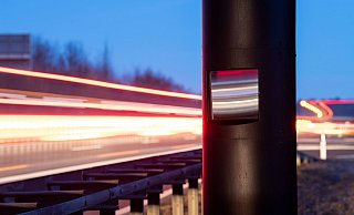 Mehr zu tun als am Bielefelder Berg: Der neue Blitzer an der Bundesstraße 27 bei Walddorfhäslach (Bei Reutlingen) hat dem Autobahnblitzer von Bielefeld den Rang abgelaufen. Foto: picture alliance / dpa - Verwendung weltweit Mehr zu tun als am Bielefelder Berg: Der neue Blitzer an der Bundesstraße 27 bei Walddorfhäslach (Bei Reutlingen) hat dem Autobahnblitzer von Bielefeld den Rang abgelaufen. Foto: picture alliance / dpa - Verwendung weltweit