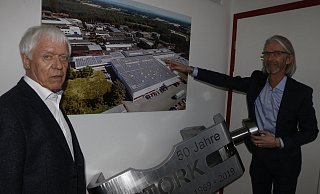 Der in Millionenauflagen gebaute Zargenverbinder hat das Geschäft von Gisbert (links) und Michael Stork beflügelt. - Burkhard Hoeltzenbein Der in Millionenauflagen gebaute Zargenverbinder hat das Geschäft von Gisbert (links) und Michael Stork beflügelt. - Burkhard Hoeltzenbein