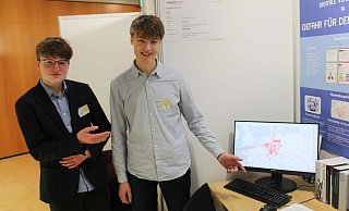 Simon Rulle (l.) und Arthur Achilles präsentieren eine der Auswertungen ihres Projekts – die Vernetzung der Poster antisemitischer Nachrichten auf einer Europa-Karte. - Moritz Jülich Simon Rulle (l.) und Arthur Achilles präsentieren eine der Auswertungen ihres Projekts – die Vernetzung der Poster antisemitischer Nachrichten auf einer Europa-Karte. - Moritz Jülich