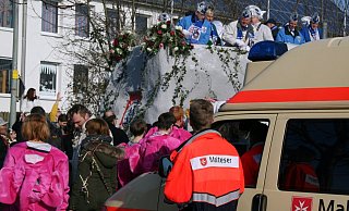 Zahlreiche Sicherheitskräfte und Organisatoren sind beim Scharmeder Karnevalsumzug im Einsatz. - Christian Schweppe Zahlreiche Sicherheitskräfte und Organisatoren sind beim Scharmeder Karnevalsumzug im Einsatz. - Christian Schweppe