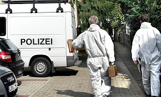 Beamte der Mordkommission und von der Kriminaltechnik nahmen am Nachmittag den Tatort in Augenschein. - Symbolfoto: Barbara Franke Beamte der Mordkommission und von der Kriminaltechnik nahmen am Nachmittag den Tatort in Augenschein. - Symbolfoto: Barbara Franke