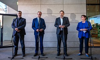 An diesem Montag gehen die Koalitionsverhandlungen von CDU, CSU und SPD in die voraussichtliche Schlussrunde. - Michael Kappeler/dpa An diesem Montag gehen die Koalitionsverhandlungen von CDU, CSU und SPD in die voraussichtliche Schlussrunde. - Michael Kappeler/dpa